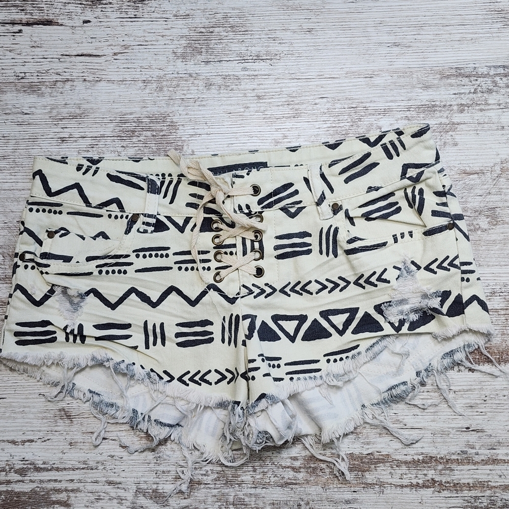 Patterned Black and Cream Shorts Size 3 Billabong
